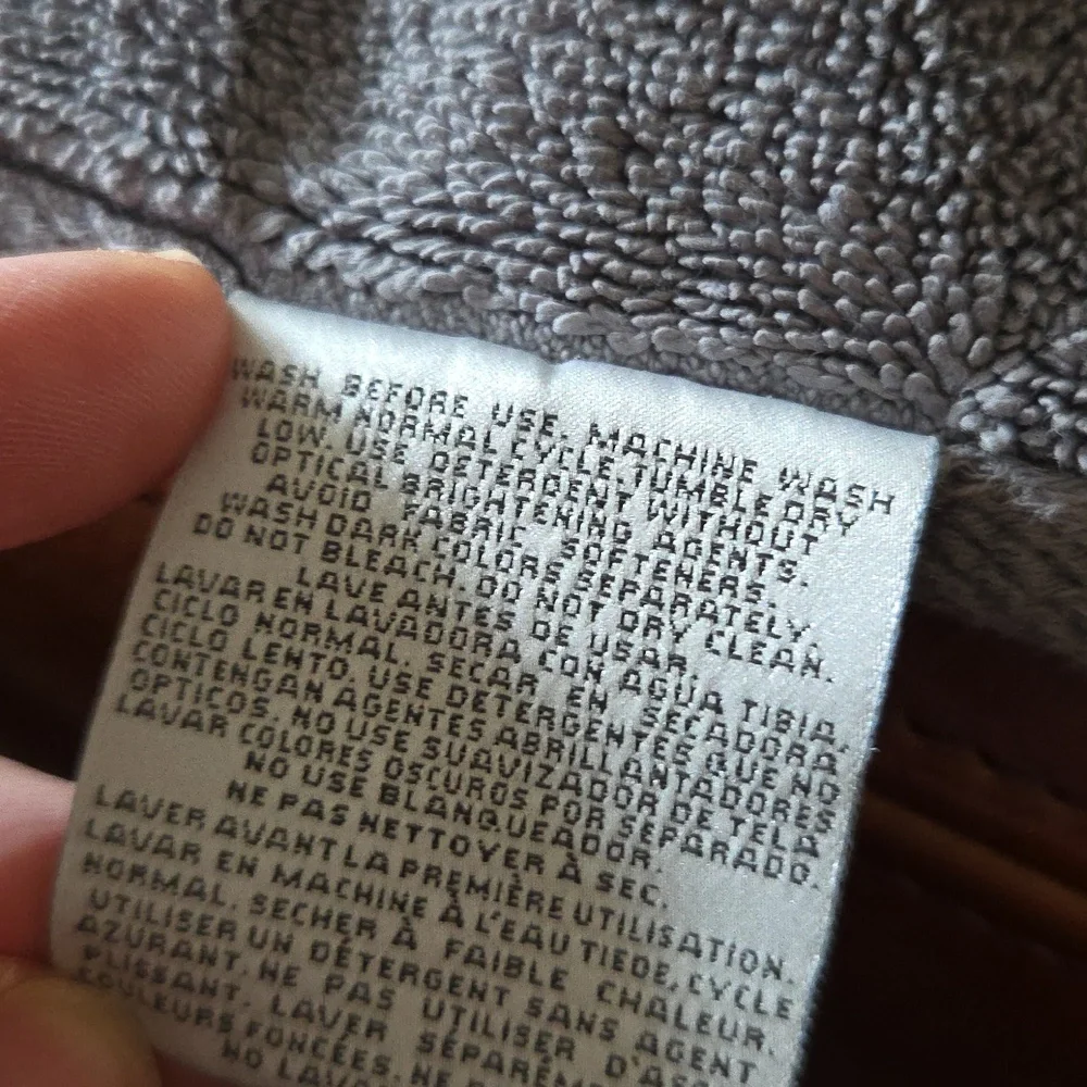 Charisma 2 Gray Large Bath Towels Pre-owned length is approximately 53